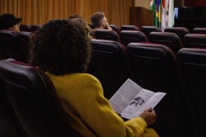 pessoa vendo o folheto