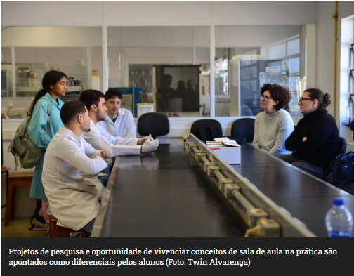 Projetos de pesquisa e oportunidade de vivenciar concAs professoras da UFPR conversaram com alunos para identificar o que consideram pontos fortes no curso (Foto: Twin Alvarenga)