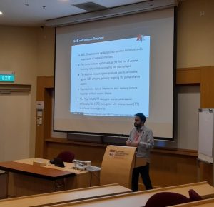 Prof. Ruy Freitas Reis em frente a sua apresentação