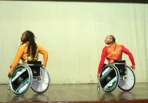 Dupla de grupo baiano encena e dança "Admirável Gado Novo", de Zé Ramalho