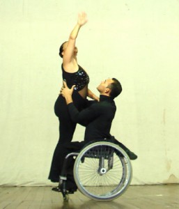 Dupla do grupo Roda Vida é bicampeã em dança esportiva sobre cadeiras de rodas