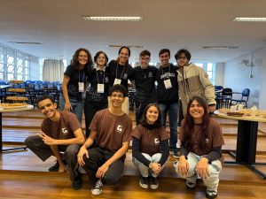 Na foto aparecem quatro membros agaichados e, logo atrás, mais cinco membros e a tutura.