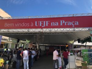 Tenda do evento "UFJF na Praça".