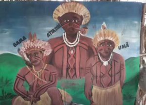 Pintura de três homens vestidos com trajes nativos, posando em um ambiente natural, refletindo a cultura local.