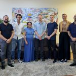 Professores Simon Hamborg e Christian Larsen (ao centro) foram recebidos no gabinete da Reitoria (Foto: Twin Alvarenga/UFJF)