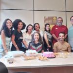 Grupo reunido comemorando o aniversário da professora Cristina