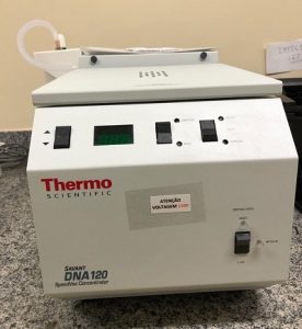 Fotografia do equipamento concentrador de amostras Speedvac modelo Savant DNA120, fabricado pela empresa Thermo Scientific..