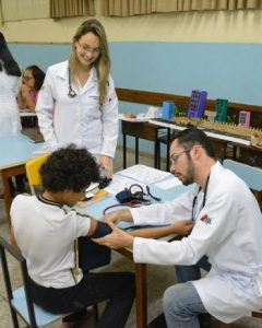 estudantes-de-medicina-atendem-alunos-da-escola-municipal-aurea-bicalho-duas-vezes-por-semana-marcelo-ribeiro25-11-15