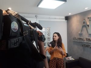 Letícia Paiva Delgado em entrevista à repórter Laís Possani para a reportagem "Brasil é o 5° país do Mundo com maior número de feminicídios" (foto: Ricardo Bedendo/NEVIDH-UFJF)