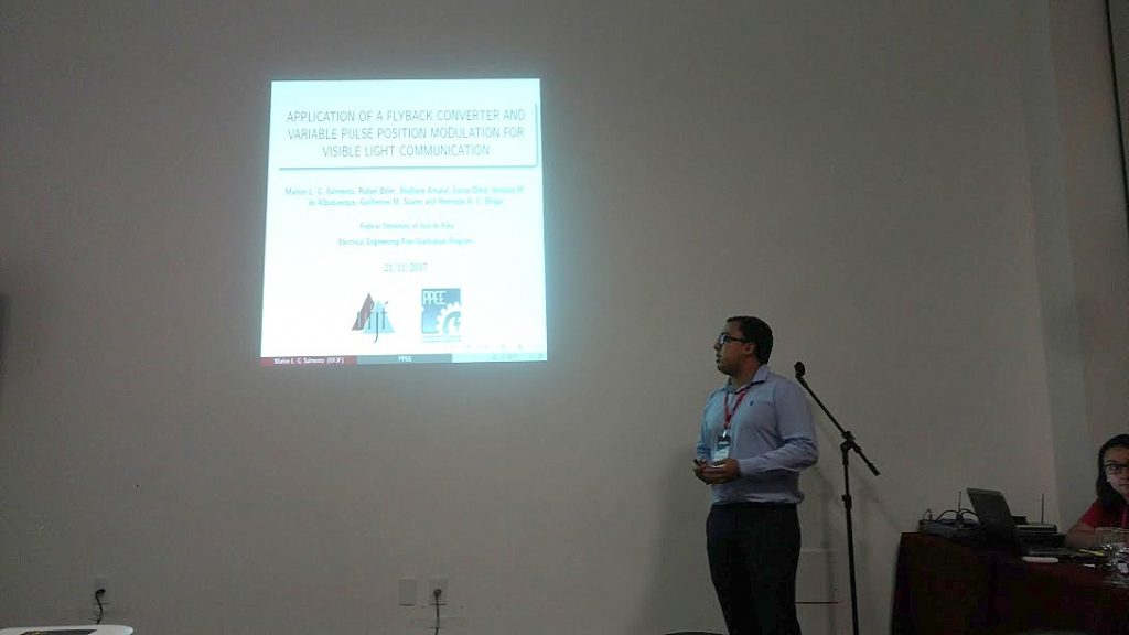Doutorando Marlon Salmento apresentando o artigo "Application of a Flyback Converter and Variable Pulse Modulation for Visible Light Communication".