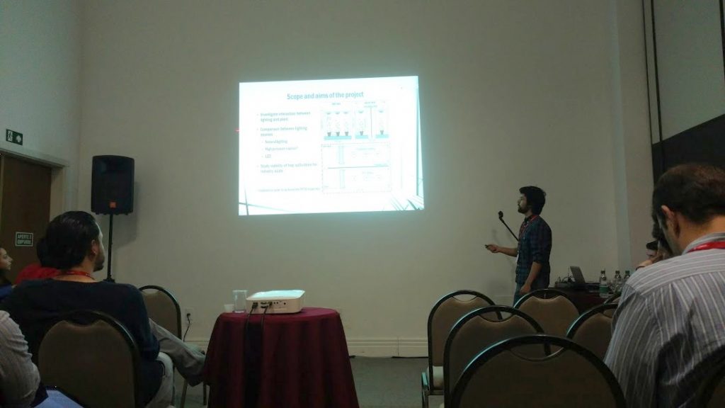 Pedro Laguardia, aluno de mestrado, apresentando o artigo "LED System with Independent Red and Blue Channels Employing Radiant Flux Estimation and Indirect Flux Control for Greenhouse Hop Cultivation".