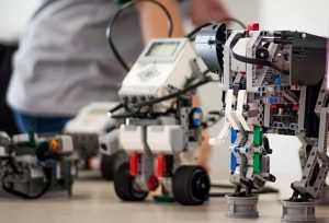Disputas de robôs, na categoria Sumô Lego, é organizada pela equipe de robótica da Faculdade de Engenharia (Foto: Caique Cahon)