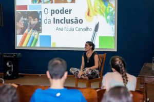 Profissionais, como a fisioterapeuta Ana Paula Carvalho, protagonizaram palestras sobre inclusão,