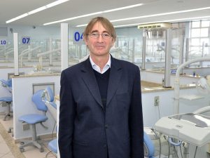 O cientista belga visitou as instalações da Faculdade de Odontologia e se inteirou sobre projeto de biobanco de células-tronco (Foto: Alexandre Dornelas)