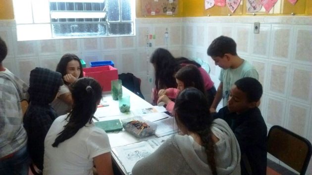 Roda de conversa: os estudantes conversam com as crianças sobre temas como dengue, gripe H1n1, descarte adequado de lixo e uso racional da água (Foto: Divulgação)