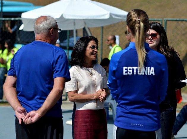 Vice-reitora visitou, tanto na pista de atletismo quanto em hotel, cinco delegações que estão treinando na UFJF (Foto: Twin Alvarenga)