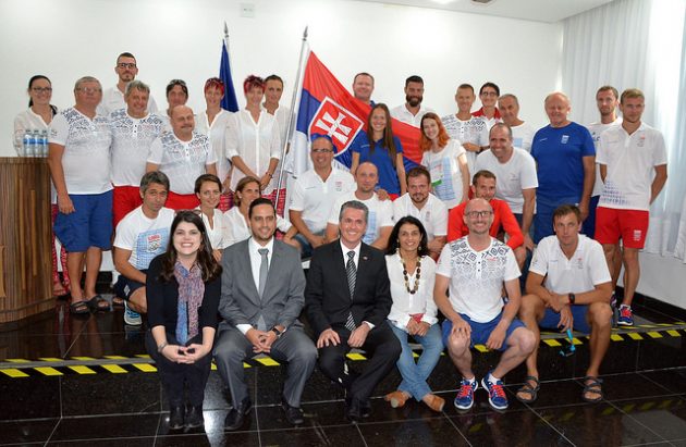 Delegação eslovaca junto à equipe da UFJF e cônsul em Minas Gerais da Eslováquia (Foto: Alexandre Dornelas)