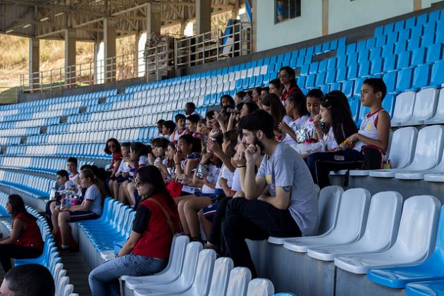 Crianças acompanham os treinos na Faefid e aprendem as universais