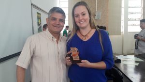 Além do troféu pelo bom desempenho, o colégio também recebeu medalha de bronze com a aluna Luciana Paixão (foto), do 3º ano do Ensino Médio (Foto: Divulgação)