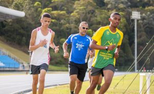 Robinson Gomes (de verde e amarelo) já havia vencido a edição da prova em 2015 e, em 2016, é considerado o segundo mais rápido do Brasil na categoria sub-20 (Foto: Luiz Carlos Lima)
