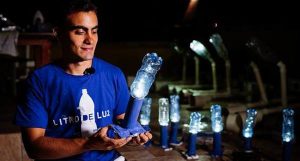 Um Litro de Luz é, segundo Vitor Belota, seu criador, a maior ONG do mundo na área de iluminação. (Foto: Divulgação / GreenMe)