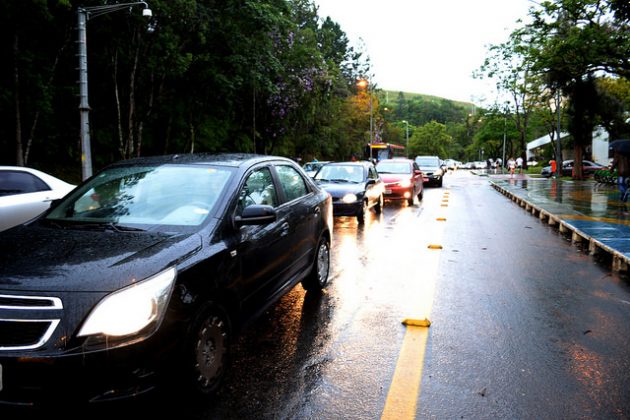 Tr&acirc;nsito lento em dire&ccedil;&atilde;o &agrave; sa&iacute;da do p&oacute;rtico norte da UFJF (Foto: Twin Alvarenga)