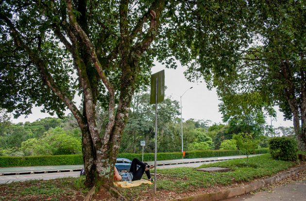Pessoas aguardam o t&eacute;rmino da prova dentro do campus da UFJF (Foto: G&eacute;ssica Leine)