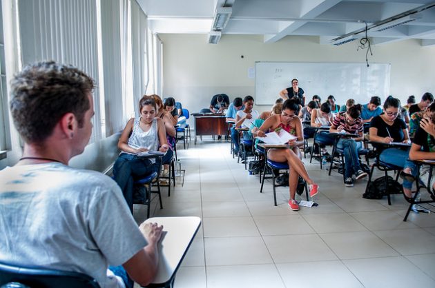 Estudantes dentro de sala de aula na UFJF durante aplicação do Pism (Foto: Géssica Leine)