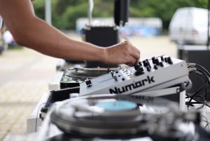 DJ Kureb: público pode conferir mistura de vários estilos da música nacional. Foto: Antônio Augusto Alvarenga.