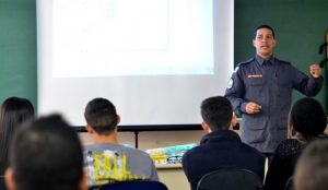 Sargento Henrique Fonseca instruiu alunos sobre como lidar om incêndios e realizar primeiros socorros (Foto: Twin Alvarenga/UFJF)