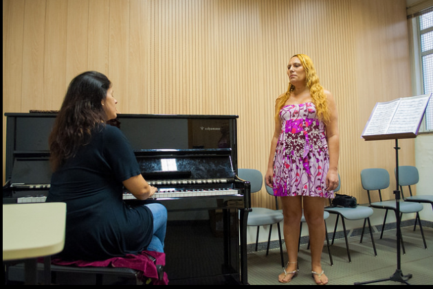Júlia (dir.) durante ensaio com a professora do Bacharelado em Música, Maíra Lautert (Foto: Luiz Carlos)