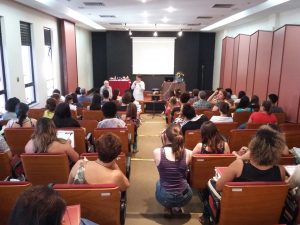 A coordenadora do curso, Isabela Monken Velloso, iniciou o ciclo de palestras que termina neste domingo, 26. (Foto: Clecius Campos/UFJF)