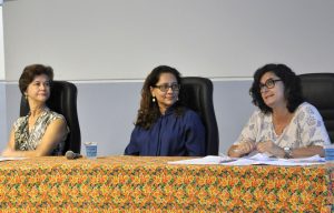 A Pró-reitora de Extensão da UFJF, Ana Lívia Coimbra (ao centro), realizou a mediação do evento (Foto: Alexandre Dornelas)