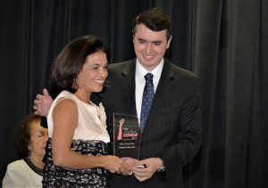 vice-reitora recebe trofeu mulher cidada prefeito bruno siqueira - - foto twin alvarenga