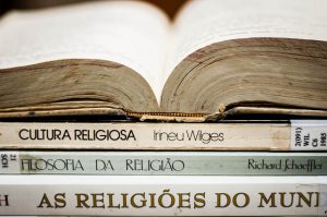 Pesquisadores do Programa de Pós-graduação em Ciência da Religião da UFJF conversaram sobre os significados históricos e atuais da Páscoa no Brasil (Foto: Stefânia Sangi)