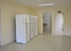 há áreas comuns de estudo e convivência, banheiros e cozinha em cada ala e lavanderia compartilhada, com os equipamentos correspondentes, como fogões, geladeiras e máquinas de lavar (Foto: Twin Alvarenga)