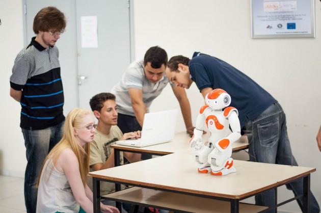 A competição de robôs é uma das atividades desenvolvidas por alunos de Engenharia Elétrica, com habilitação em Robótica (Foto: Caique Cahon) 