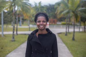 "Sou muito grata pela oportunidade de estudar aqui", diz a moçambicana Ana Maria Cuvaca, mestranda em Química (Foto: Iago Medeiros/UFJF)