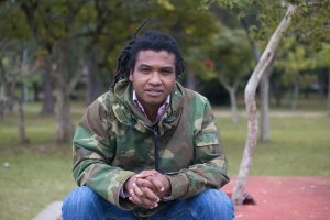 "Cheguei a pensar em desistir do curso", conta o cabo-verdiano Jailson Mendes Pires, hoje no nono período de Economia (Foto: Iago Medeiros/UFJF)