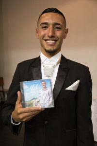 O cantor Alef Silva e seu disco, feito através de projeto de extensão da UFJF (Foto: Victor Marcelino)