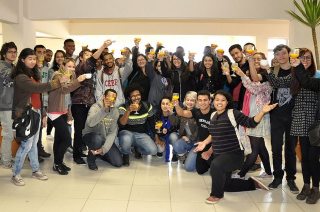 Novos moradores comemoram a conquista na abertura da Moradia Estudantil (Foto: Alexandre Dornelas)