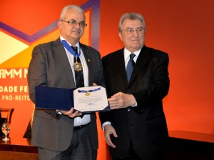 Reitor Marcus David recebe, do Presidente do Instituto Itamar Franco,  Marcelo Siqueira, homenagem em nome da UFJF (Foto: Twin Alvarenga)