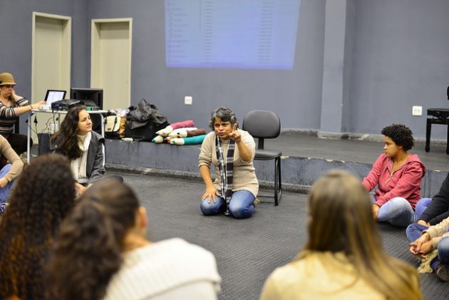 A professora Aline Carneiro (Uemg) ensinou práticas voltadas para uma melhor interação musical entre profissionais, pais e bebês (Foto: Twin Alvarenga/UFJF)