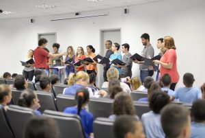 Coro Acadêmico da UFJF fez apresentação para as crianças (Foto: Twin Alvarenga/UFJF)