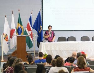 A palestra foi intitulada como "História da ciência e ensino na construção de diálogos entre universidade e escola base" (Foto: Iago Medeiros)