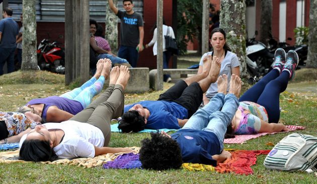 Alunos e alunas participaram de oficina de ioga ministrada pela professora Larissa Allegrini (Foto: Alexandre Dornelas/UFJF)