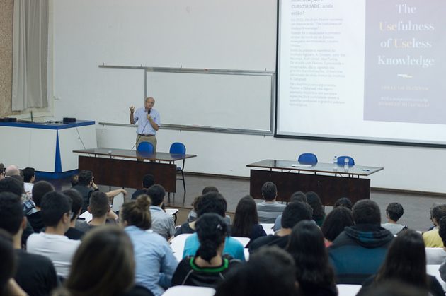 Em abertura da Semana do ICE, palestrante Carneiro levantou questões como a importância da “ciência pela ciência” e sugeriu maneiras de aproximar a Matemática do Ensino Superior daquela passada em sala de aula (Foto: Iago de Medeiros)