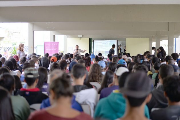 Aproximadamente 300 estudantes prestigiaram a palestra da pesquisadora Zélia Ludwig na Escola Estadual Dilermando Costa Cruz (Foto: Twin Alvarenga(