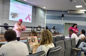Intuito do evento foi ressaltar a importância da prevenção ao câncer, explanar informações básicas sobre a doença e falar sobre as possibilidades de tratamento (Foto: Júlia Lima/UFJF)