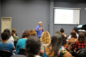 O professor da USP Antônio Carrasqueira ministrou a palestra-recital "Divertimentos-descobertas" (Foto: Twin Alvarenga/UFJF)